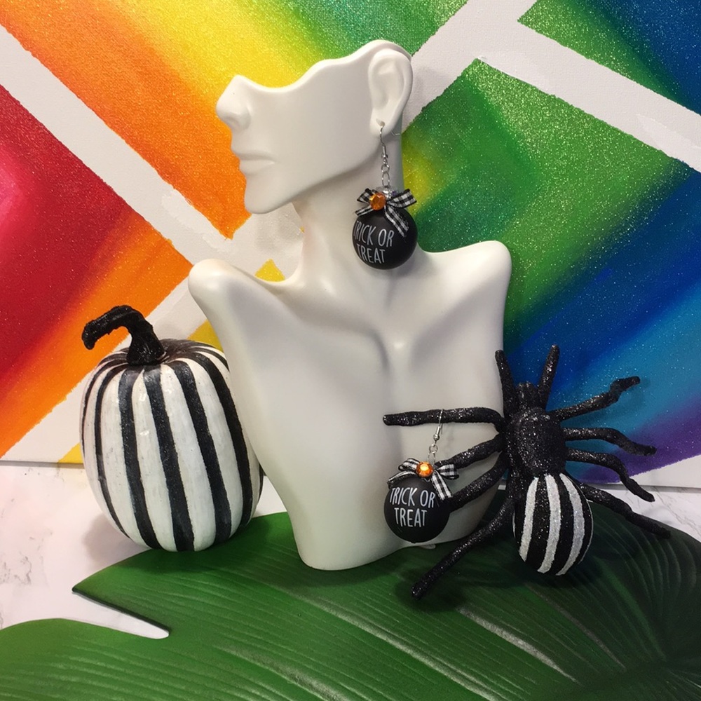 5/$25 
“Trick or treat” Halloween ornament earrings